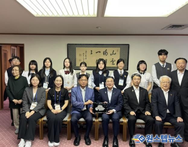 수원시 대표단이 후쿠이 사이교 시게루 시장에게 기념품을 전달하고 단체 사진을 촬영