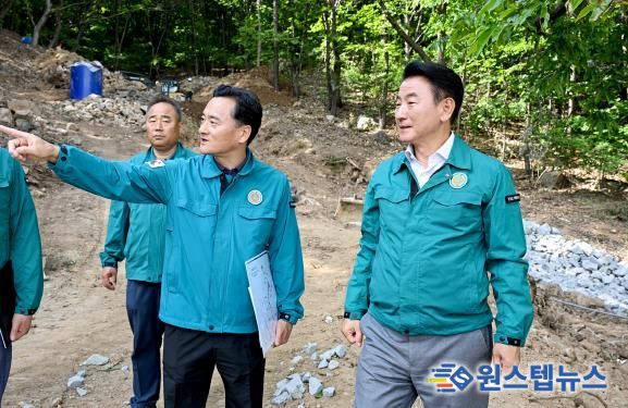 김동근 시장이 6월 4일 집중호우에 대비해 산사태 취약지인 가능동 산42-1 일대를 점검하고 있다.