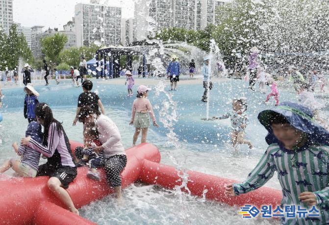 지난 7일 개장한 중앙공원 물놀이장에서 아이들이 물놀이를 즐기고 있다.