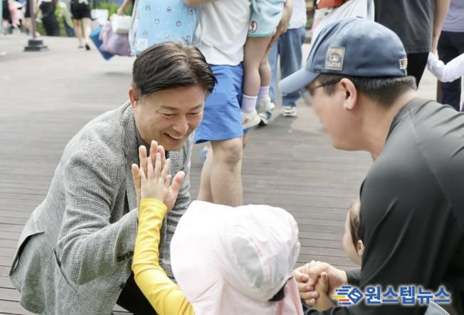 조용익 부천시장이 지난 7일 중앙공원 물놀이장 개장식에서 어린이들과 하이파이브를 하고 있다.