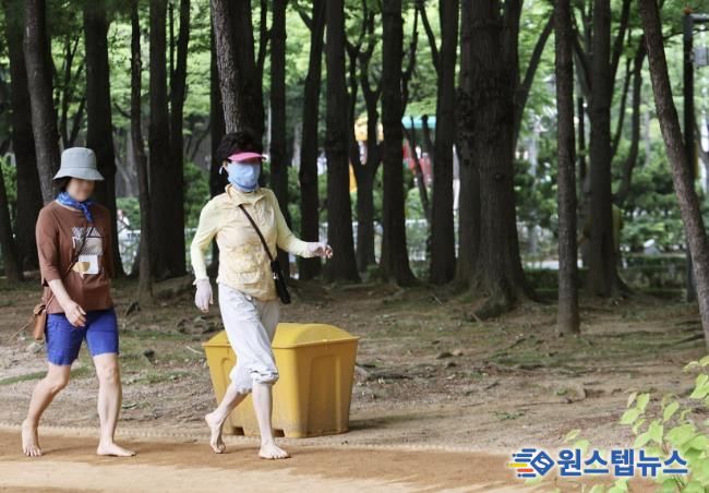 시민들이 중앙공원에 조성된 맨발길을 걷고 있다.