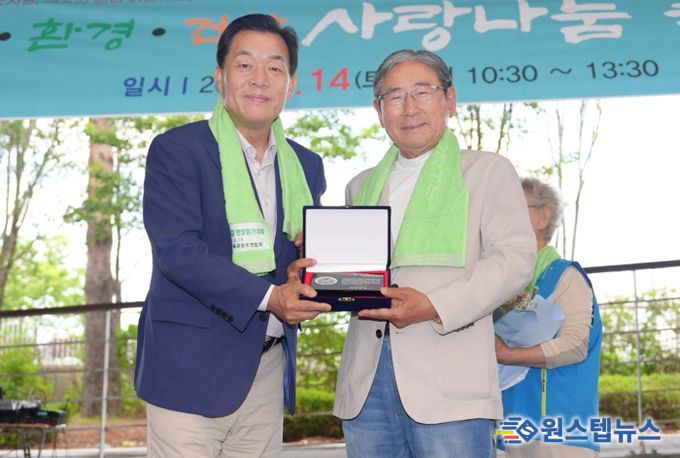 이재준 수원시장(왼쪽)이 감사패를 받고, 맨발걷기운동본부 박동창 회장과 기념촬영을 하고 있다.