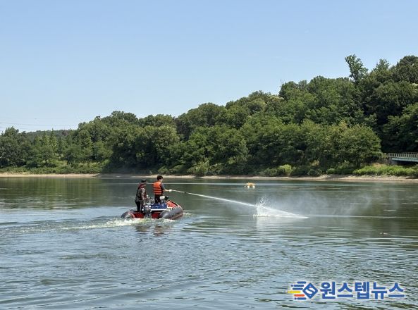 용인특례시가 여름철 기흥저수지 수질관리 위한 방제활동 진행했다.