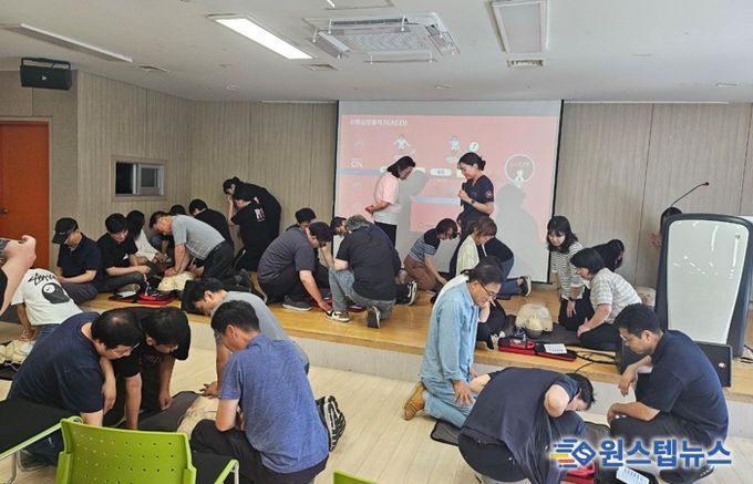 화성특례시가 유앤아이센터에서 시민 및 AED 관리책임자들을 대상으로 심폐소생술 실습 교육을 진행하고 있다