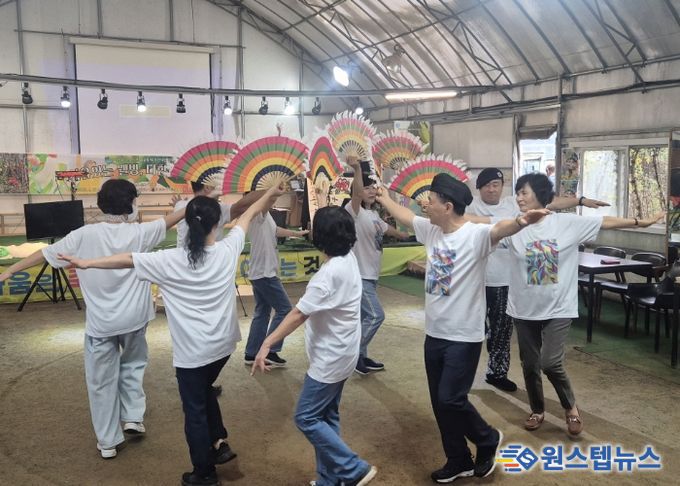 야초울 문화 제작단 성과공유회 부채춤 공연