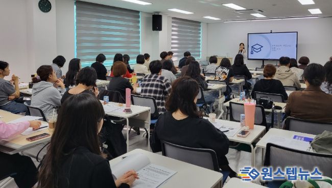 화성특례시가 16일 읍면동 간호직 공무원을 대상으로 역량강화 교육을 하고 있다