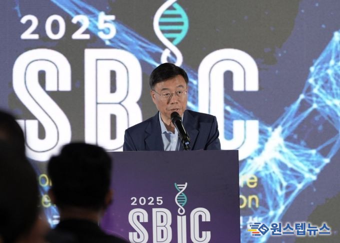 신상진 성남시장이 23일 성남글로벌융합센터에서 열린 ‘2025 성남 국제 바이오헬스케어 컨벤션(SBIC 2025)’ 개막식에서 개회사를 하고 있다.