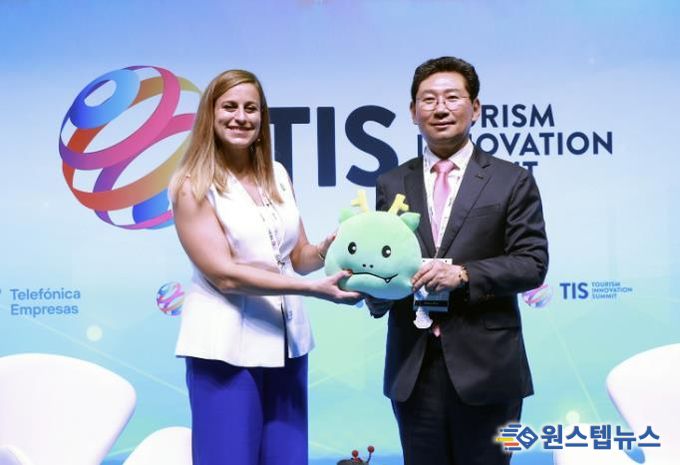 스페인 세비야 피베스(FIBES)에서 열린 TIS 2025에 참석한 이상일 시장이 세션 종료 후 진행자에게 조아용 인형을 전달하고 있다