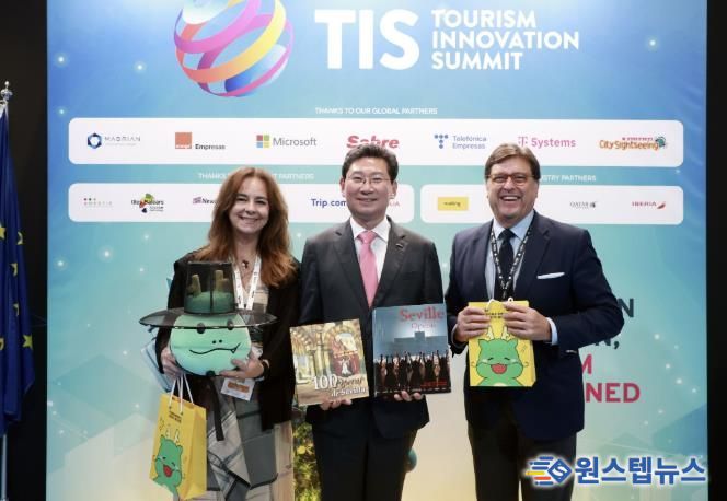 스페인 세비야 피베스(FEBIS)에서 이상일 시장(가운데)과 안토니오 카스타뇨 세비야시 관광청장(오른쪽)이 기념품 전달 후 기념 사진을 촬영하고 있다