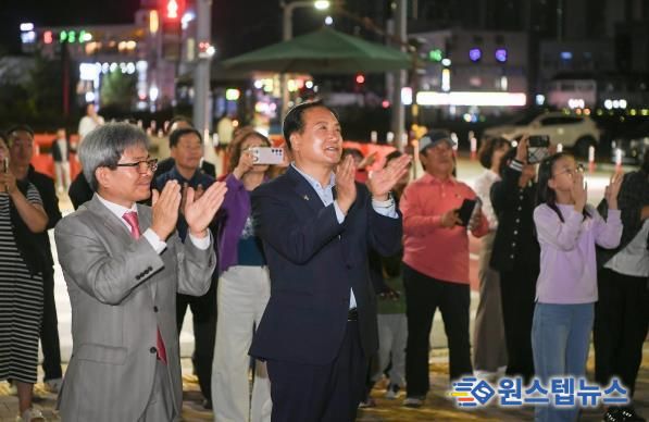 이권재 오산시장이 10월16일 신동아2차아파트 점등식에 참석한 모습