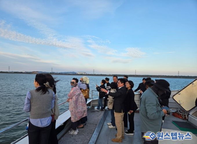 김포시가 한국전쟁 이후 70년만에 김포여객터미널에서 대명항까지 김포 바다의 물길을 열고 김포 바다의 새로운 시대를 선언했다.