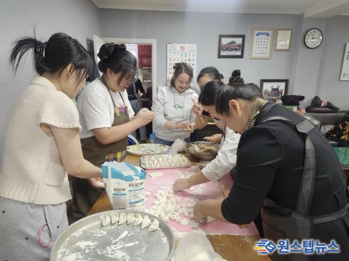 다문화이주여성협회 '정만천하' 수원시 장안구 정자2동 경로당서 사랑의 점심 봉사