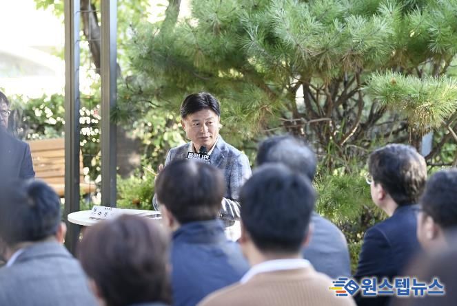 조용익 부천시장이 27일, 고라개공원에서 열린 ‘틈만나면, 현장속으로’ 에서 레미콘 공장 일대 환경오염 최소화를 위해 주민 및 업체 관계자와 의견을 나누고 있다.