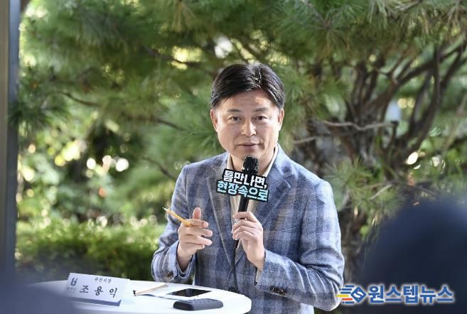 조용익 부천시장이 27일, 고라개공원에서 열린 ‘틈만나면, 현장속으로’ 에서 레미콘 공장 일대 환경오염 최소화를 위해 주민 및 업체 관계자와 의견을 나누고 있다.