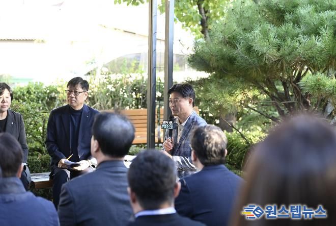 조용익 부천시장(왼쪽에서 세번째)이 27일, 고라개공원에서 열린 ‘틈만나면, 현장속으로’ 에서 레미콘 공장 일대 환경오염 최소화를 위해 주민 및 업체 관계자와 의견을 나누고 있다