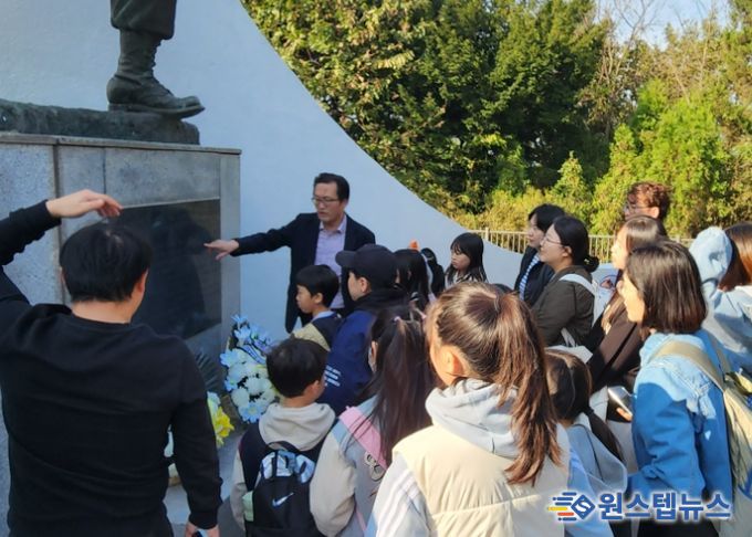 백일장에 참가한 어린이들이 애기봉평화생태공원을 둘러보며 백일장 사전행사인 역사문화해설을 듣고 있다.