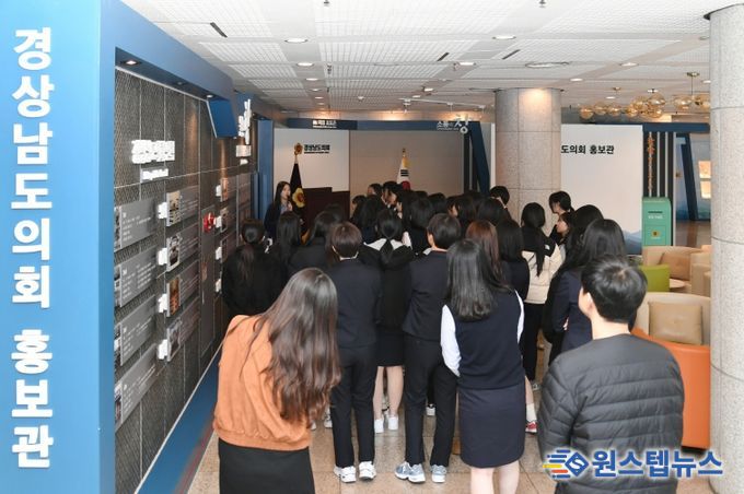 무학‧성지여고 학생들, 청소년 모의의회에서 ‘디지털 교과서 도입’ 토론