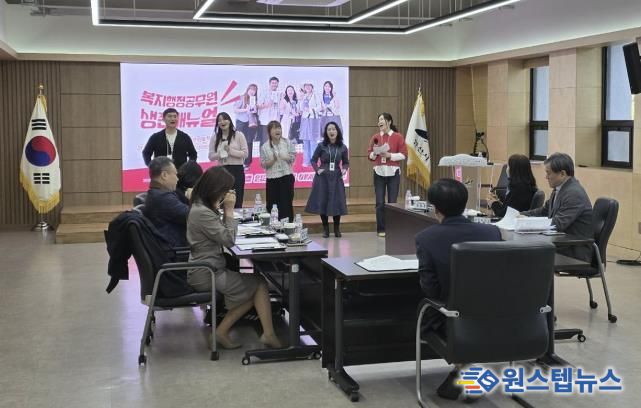 안산시 선후배 공직자 간 소통-멘토 교육에 참여한 7개 팀 중 최종 심사에 오른 '낙(樂)낙(Knock)' 팀원들이 발표를 진행하고 있다.