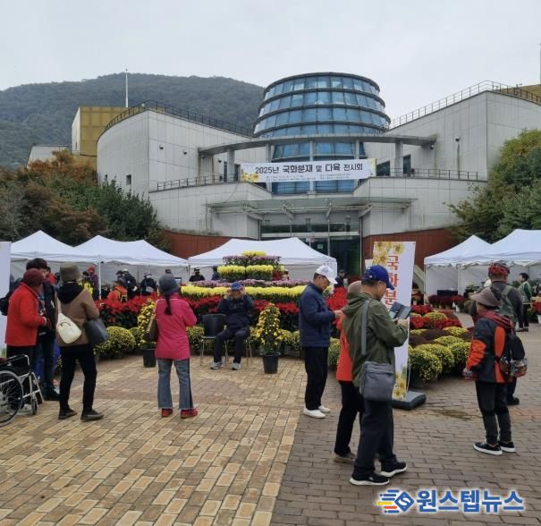 동두천시 국화교육반·다육사랑연구회, ‘2025년 국화 및 다육 전시회’ 성황리 개최