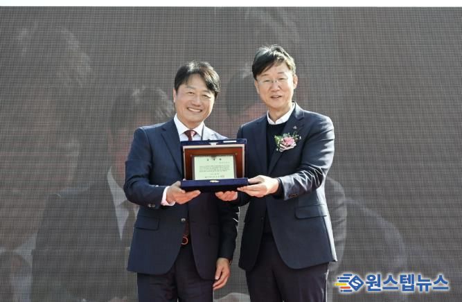 이민근 안산시장(오른쪽)이 윤동열 안산대학교 총장(왼쪽)으로부터 감사패를 전달받고 함께 기념촬영을 하고 있다.