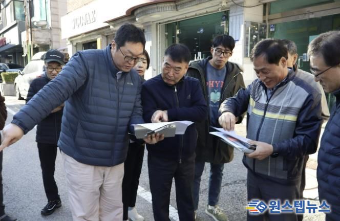 황인섭 동안구청장이 28일 귀인동 학원가 먹자골목 포트홀 현장을 점검했다.