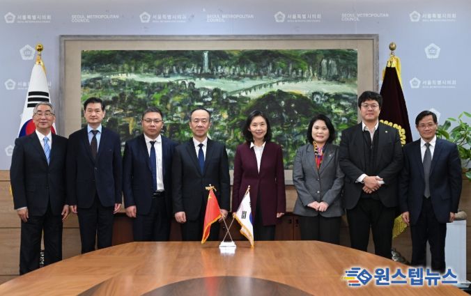 상하이인대 대표단과 면담 후 기념 촬영(좌측에서 다섯 번째 최호정 의장, 박춘선 의원(여섯번째), 김동욱 의원(일곱번째))