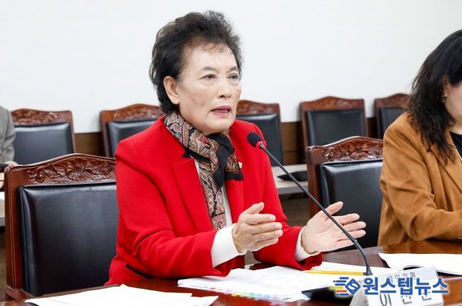 이진분 의원이 지난 28일 제299회 임시회 문화복지위원회에서 자신이 대표 발의한  ‘안산시 지역사회보장협의체 운영 조례 일부개정조례안’에 대해 설명하고 있다.