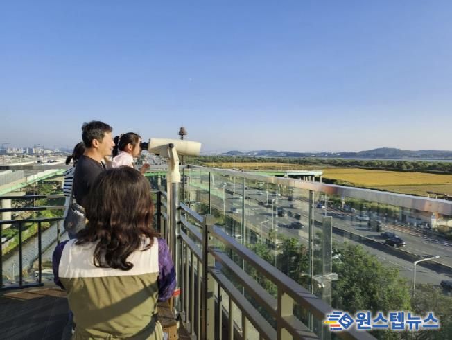 장항습지생태관 전망대에서 장항습지와 철새를 관찰하는 가족