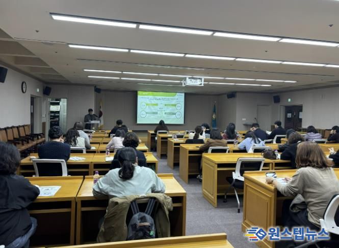 김은철 중동한라 영구임대아파트 주거행복지원센터 팀장이 돌봄플러그사업 교육을 하고 있다.