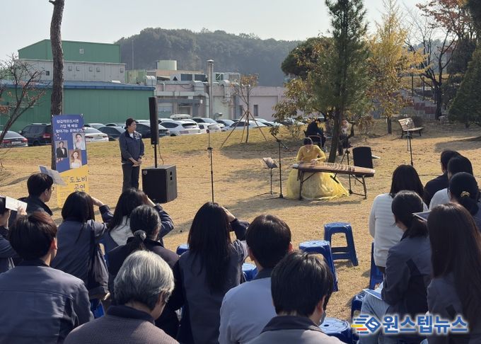 화성시립양감작은도서관이 31일 기업 근로자를 위한 찾아가는 문화공연을 운영하고 있다