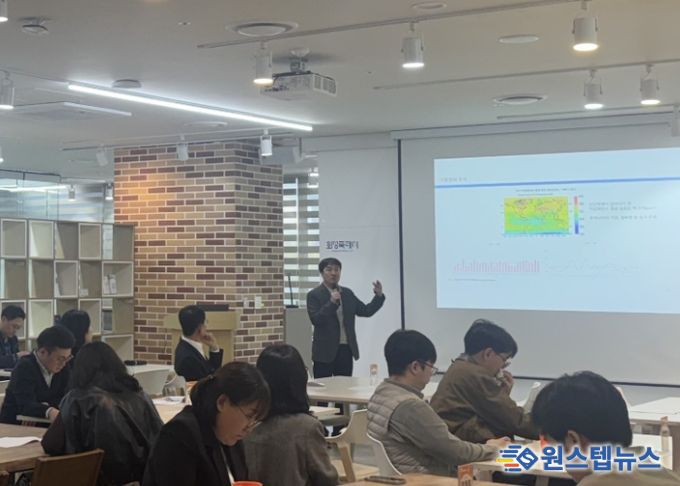 화성특례시가 31일 시민, 기업, 공공기관 관계자 등을 대상으로 탄소중립 역량강화 교육을 하고 있다