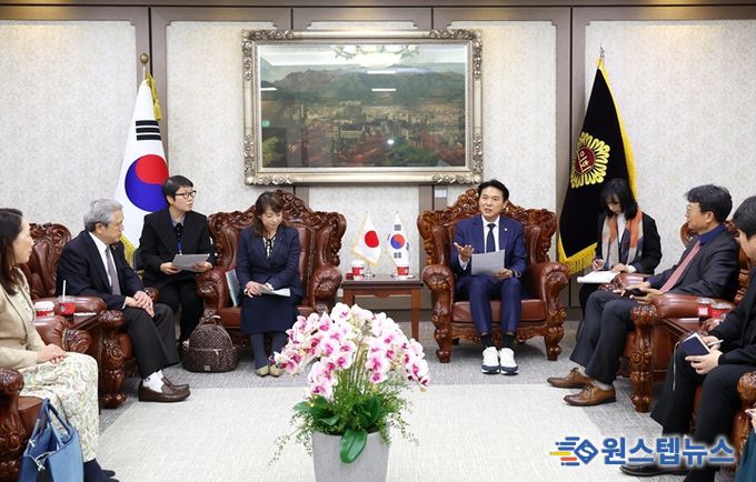 요코하마시의회 방문단을 환영하며 환담을 나누고 있는 김길영 시의원