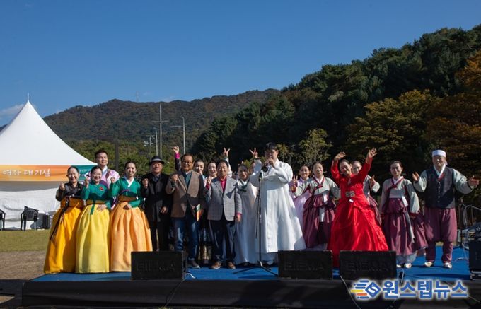 주광덕 시장과 예술인들이 기념사진을 찍고 있다