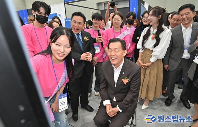 이재준 수원시장이 10월 31일 2025 뷰티썸 수원 행사장에서 체험을 하며 활짝 웃고 있다.