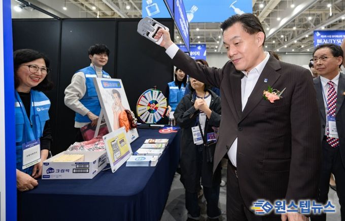 이재준 수원시장이 10월 31일 ‘건강 캠페인’ 홍보부스에서 악력기를 체험해 보고 있다.