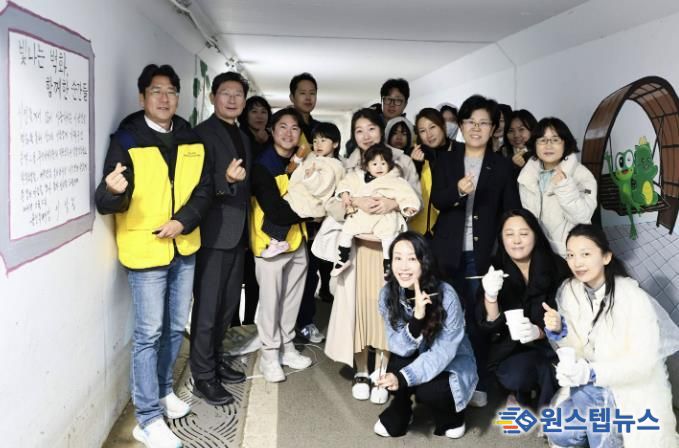 이상일 용인특례시장은 2일 동백호수공원 벽화그리기 현장을 찾아 봉사자들을 격려했다