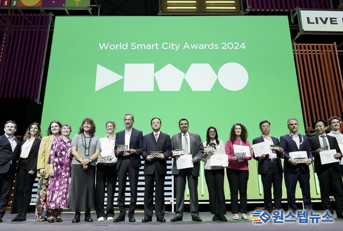 신상진 성남시장이 ‘월드 스마트시티 어워즈 2024’에서 ‘희망을 위한 혁신(Innovation for Hope)’ 프로젝트로 혁신 분야 본상을 수상하고 있다2.(2024년 자료사진)