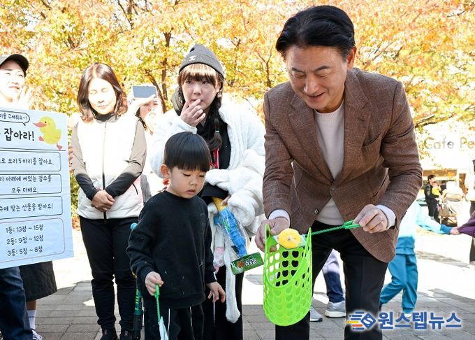 김동근 시장이 11월 1일 의정부시어린이집연합회 소속 국공립‧직장‧법인 어린이집(분과장 류숙향)의 ‘제15회 난치병어린이돕기 사랑의 바자회’에서 시민들과 소통하고 있다.