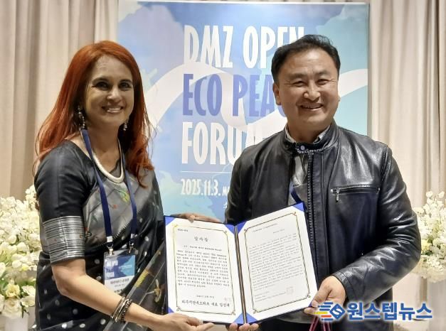 파주시민네트워크 이성수 운영위원이 나야르 작가에게 감사장을 수여하고 있다