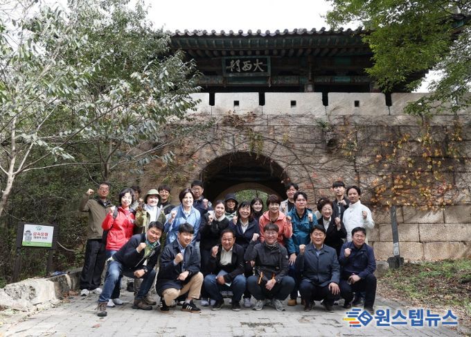 북한산성 대서문 앞에서 현장 설명회 참여자들이 기념촬영하고 있다.