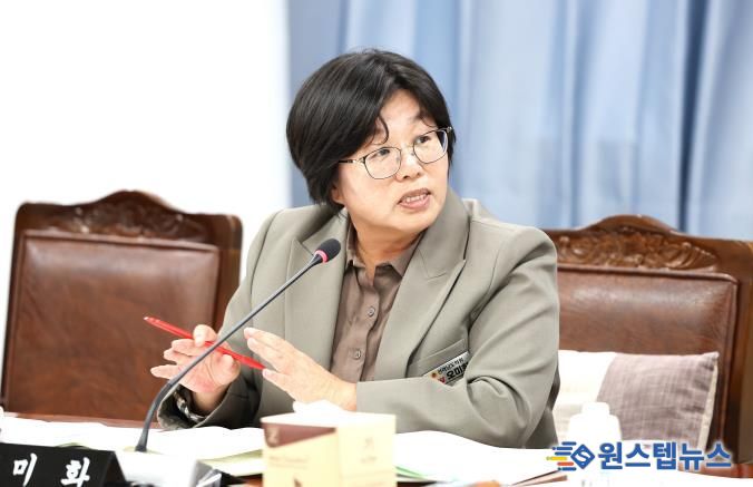 전라남도의회 제395회 제2차 정례회 기획행정위원회 소관 도민행복소통실 행정사무감사(3일)에서 오미화 의원이 집행부를 향해 질의하고 있다.