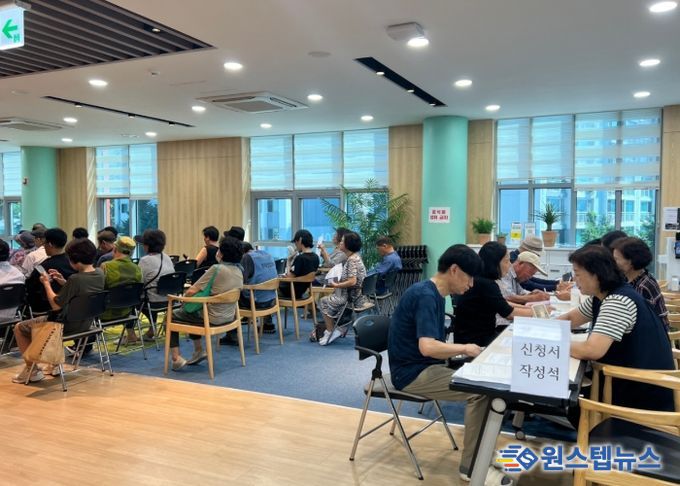 7월 퇴계원읍에서 봉사자들이 원활한 운영을 위한 봉사활동을 펼치고 있다.