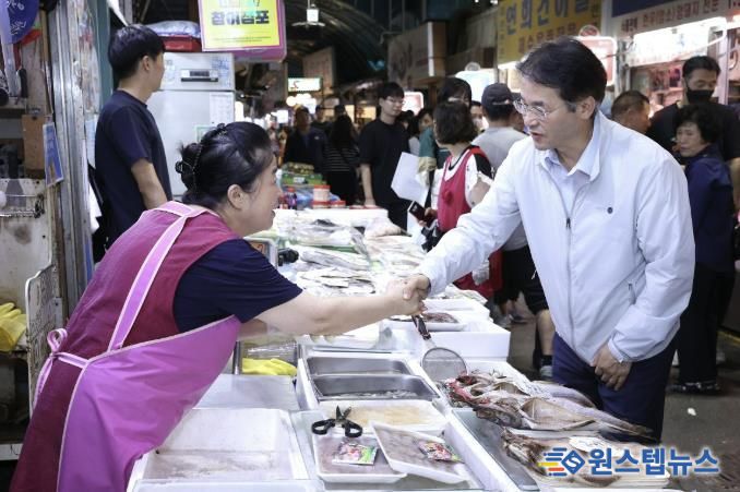 한가위 맞이 전통시장에 방문한 이동환 고양특례시장