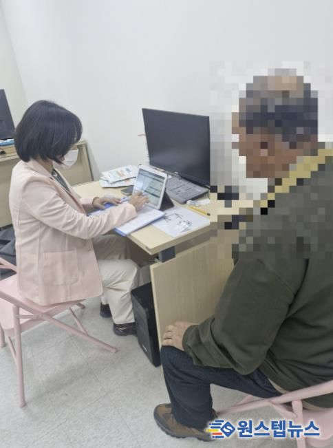 안산시 단원보건소 관계자가 4일 대부동 지역 주민을 대상으로 치매 선별검사를 진행하고 있다.