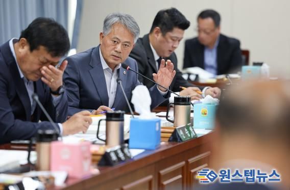 박성재 전남도의원이 농축산식품국 박현식 국장에게 질의하고 있다.