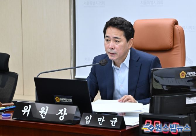 상임위원회 회의에서 발언하는 임만균 위원장