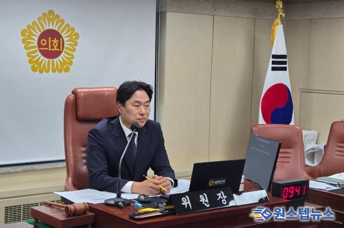 제333회 정례회 행정사무감사에서 상임위원회를 주재하는 이종배 위원장(11월 4일)