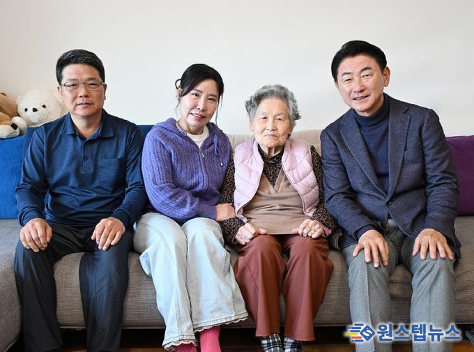 김동근 시장이 11월 3일 100세 생신을 맞은 관내 어르신 가정을 방문해 함께 기념사진을 찍고 있다.