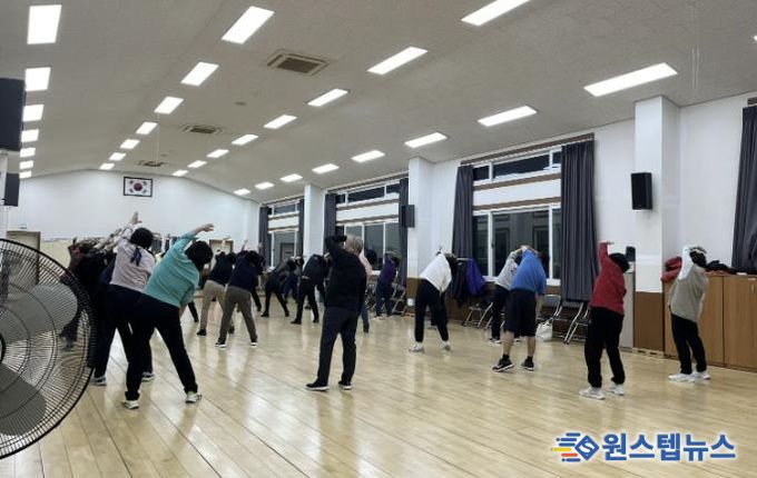 수원시 권선구 세류3동 생활체육교실 수강생, 저소득 청소년 위해 기부금 전달하며 나눔 실천