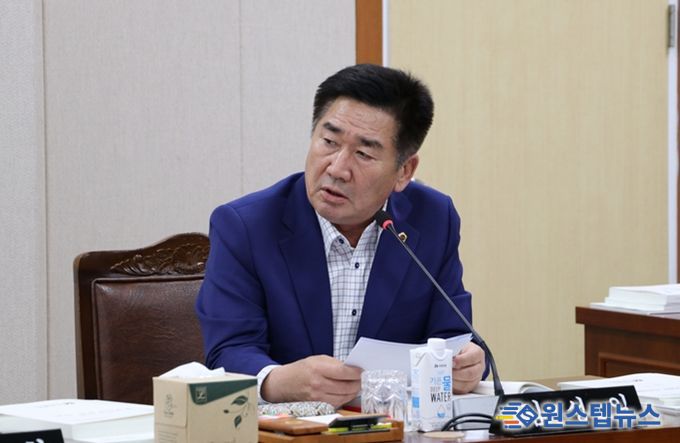 김성일 도의원이 지난 11월 4일 인구청년이민국 소관 행정사무감사에서 질의를 하고 있다.